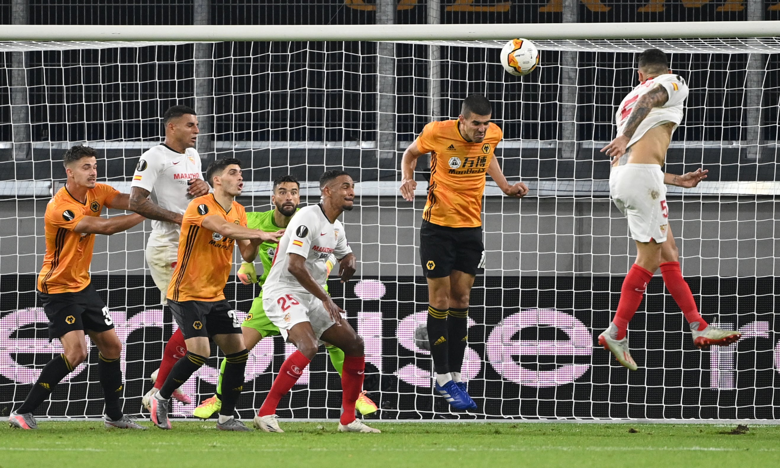 En 2020, Wolves llegó hasta cuartos de final en la Europa League y cayó ante Sevilla, quien terminaría siendo el campeón de dicha edición (foto: REUTERS)