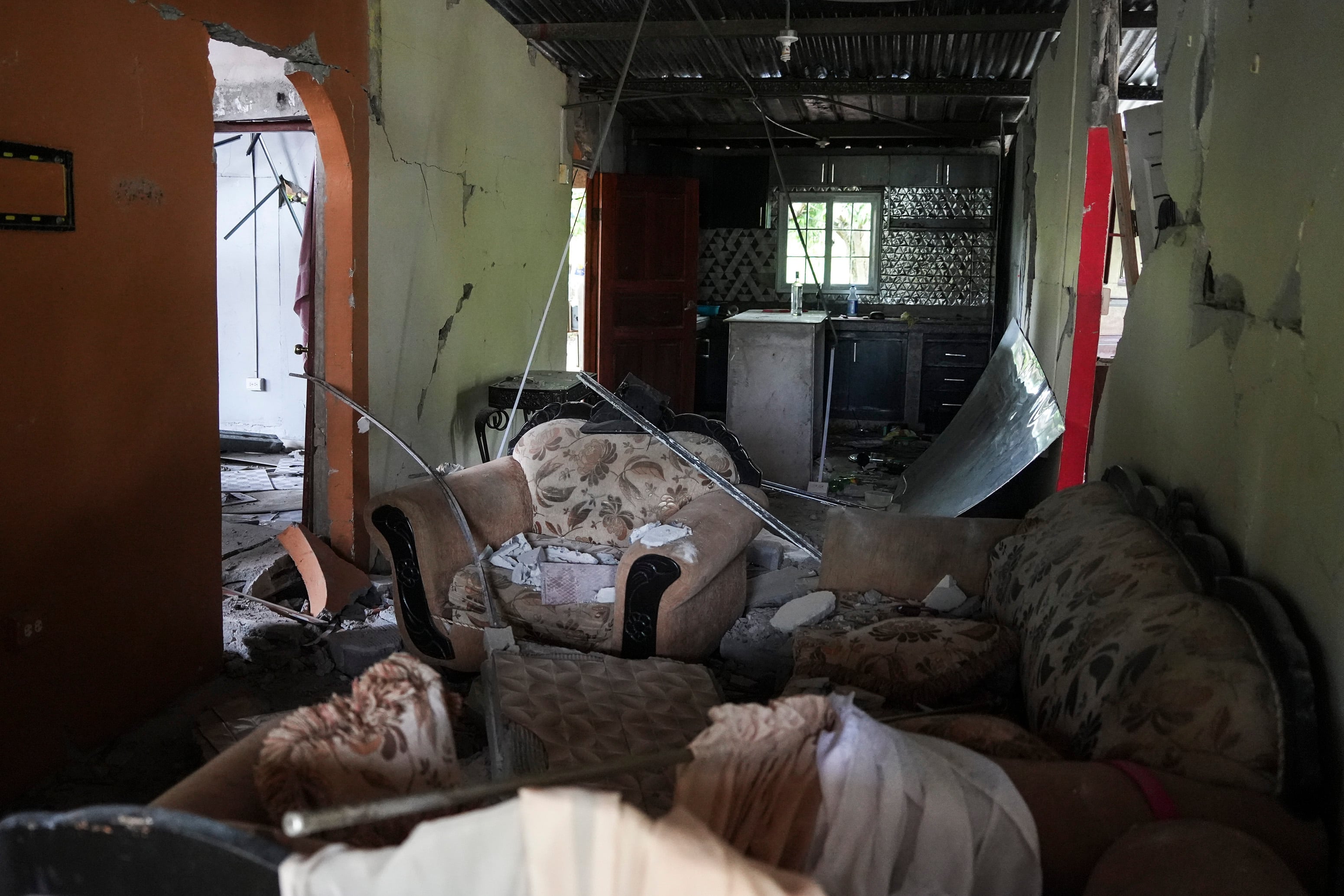 Las autoridades panameñas han inspeccionado 17,058 viviendas como parte de las evaluaciones de daños provocados por el movimiento sísmico. (Foto AP/Aris Mariota)