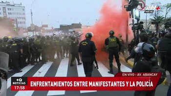 Policías son atacados con bombas