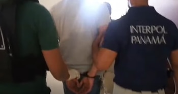 Uno de los sospechosos capturados durante la Operación Corazón Azul es trasladado por las autoridades (Cortesía: Policía Nacional de Panamá).