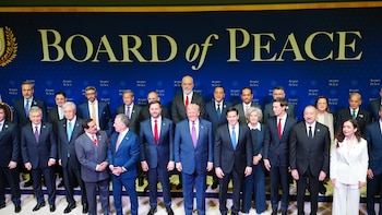 Con un mazo dorado y