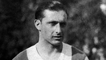 La historia de Fangio como futbolista: cómo nació el apodo “El Chueco” y la pelota que lo ayudó a ser una leyenda del automovilismo