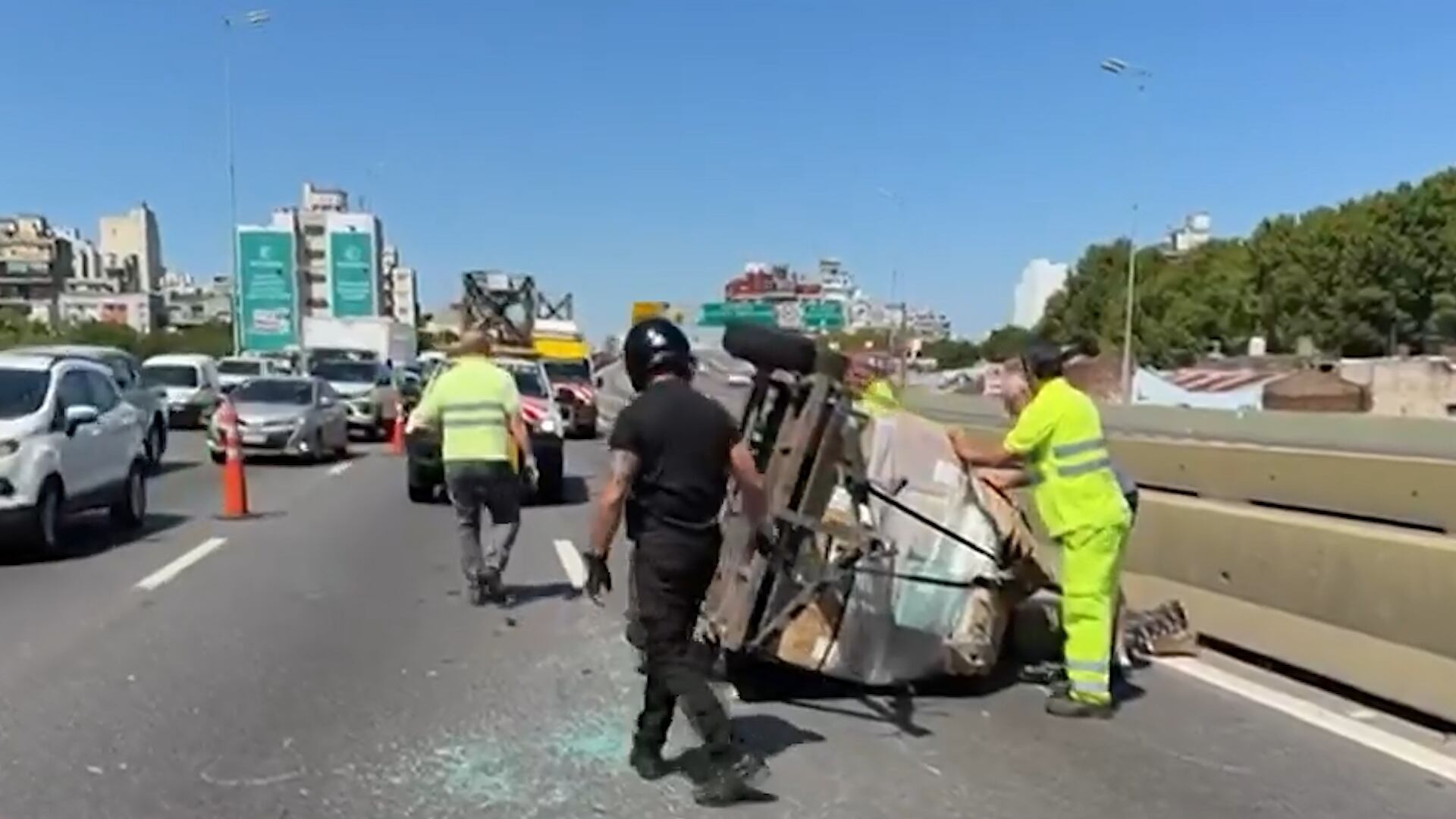 La intervención rápida de la Policía y AUSA permitió restablecer la circulación sin consecuencias mayores en el acceso principal a la Ciudad de Buenos Aires