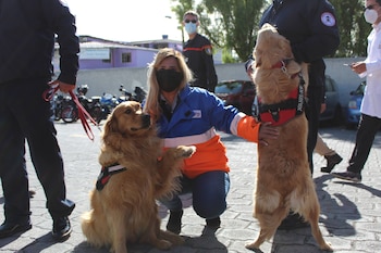 En la fotografía una funcionaria