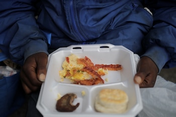 El aumento del hambre en Estados Unidos se refleja en largas filas en los bancos de alimentos y en la creciente demanda de asistencia social (REUTERS/Carlos Barria)