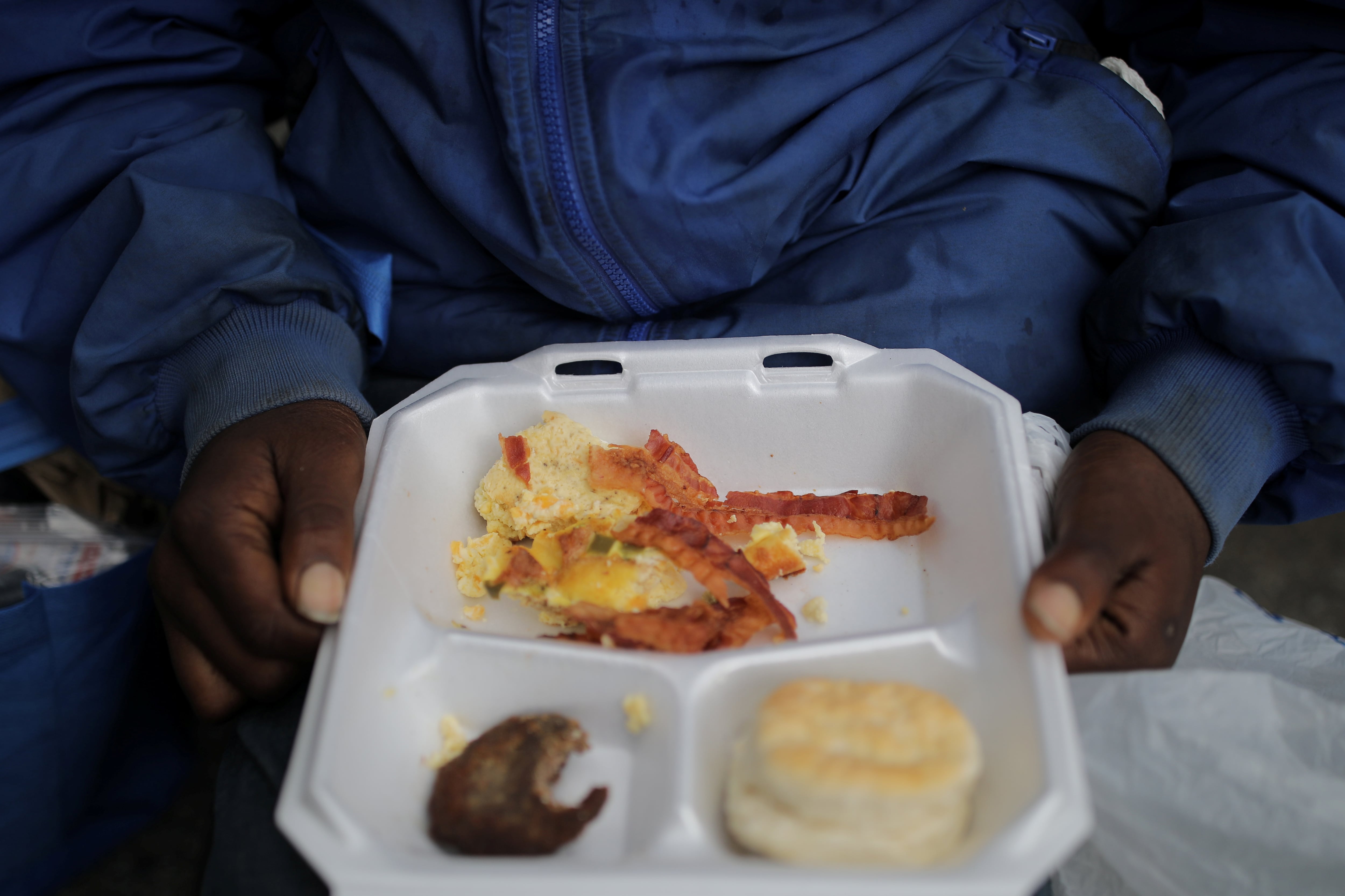 El aumento del hambre en Estados Unidos se refleja en largas filas en los bancos de alimentos y en la creciente demanda de asistencia social (REUTERS/Carlos Barria)
