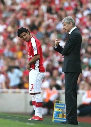 Arsène Wenger junto a Carlos