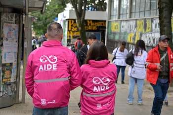El equipo de Asistencia Integral a la Denuncia (AIDE) brinda apoyo telefónico a las víctimas de delitos en Bogotá para facilitar la presentación de denuncias sin necesidad de desplazarse - crédito Secretaría de Seguridad