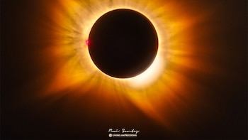 La NASA destaca el color dorado que mostró la corona solar durante el eclipse solar total observado en España
