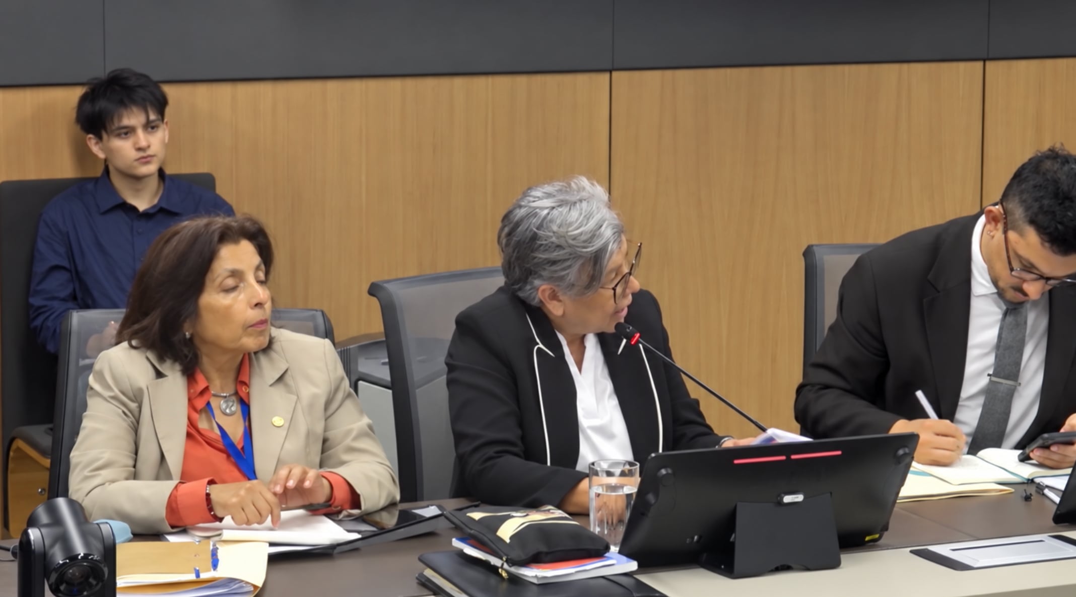 Diputados de oposición cuestionaron los recortes al Poder Judicial y a programas sociales, y solicitaron explicaciones sobre la planificación financiera del Gobierno ante la disminución de ingresos. Crédito: Captura video Asamblea Legislativa