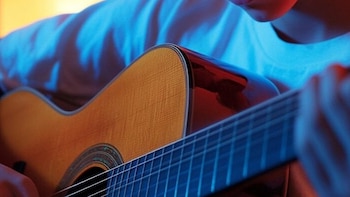 Kevin sabe tocar el piano, la guitarra, el bajo y la batería (VisualesIA Scribnews)