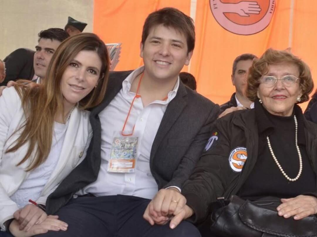 La hospitalización del senador Miguel Uribe y su abuela Nydia Quintero en la misma clínica ha generado un fuerte impacto emocional, destacando la importancia del apoyo médico y la solidaridad nacional - crédito Captura de pantalla / @mcarolinahoyist / Instagram