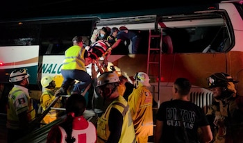 Bomberos, elementos de protección civil y Cruz Roja acudieron de diversos municipios para ayudar al rescate de los heridos Foto: Cruz Roja