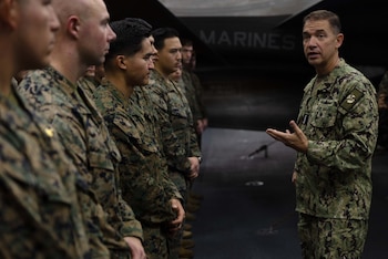 El jefe del CENTCOM, Brad Cooper, visitó a marineros y marines a bordo del USS Tripoli (LHA 7) en el mar Arábigo