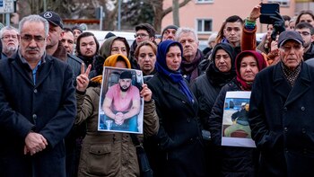Manifestantes sostienen fotografías de las