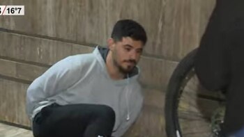 El repartidor fue detenido en el lugar (Captura)