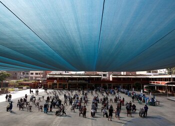 Un grupo de personas espera