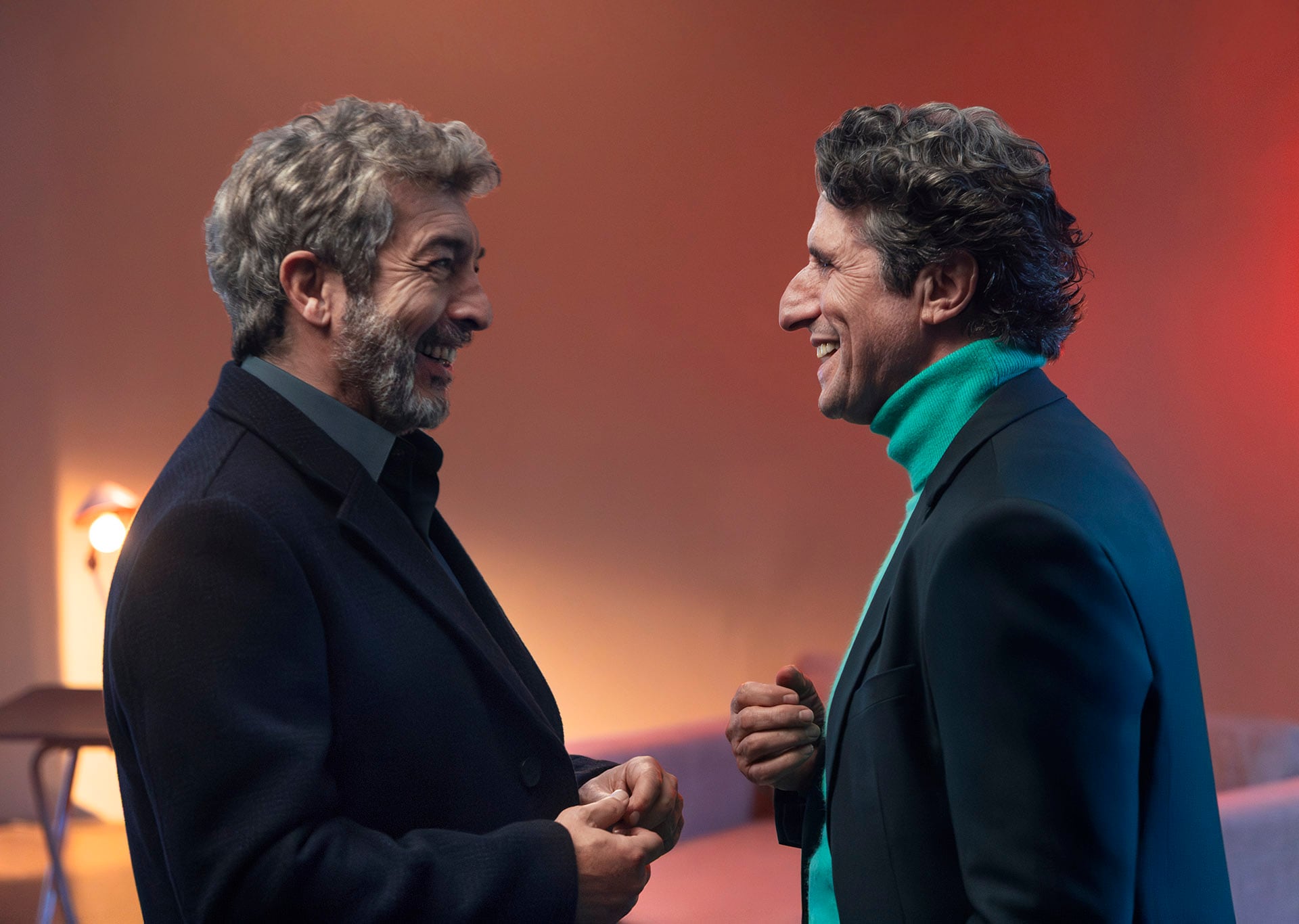 El reencuentro entre Ricardo Darín y Diego Peretti sostiene el duelo central de la trama. (Crédito: Consuelo Oppizzi / Netflix ©2025)