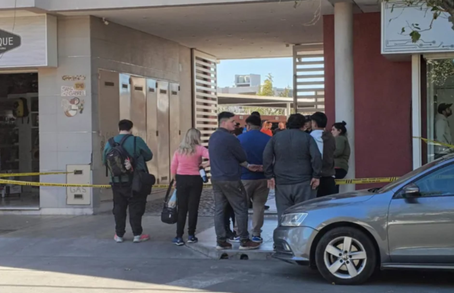 Familiares y allegados del médico asesinado se congregan en el exterior del departamento en San Juan donde ocurrió el trágico homicidio y robo (Tiempo)