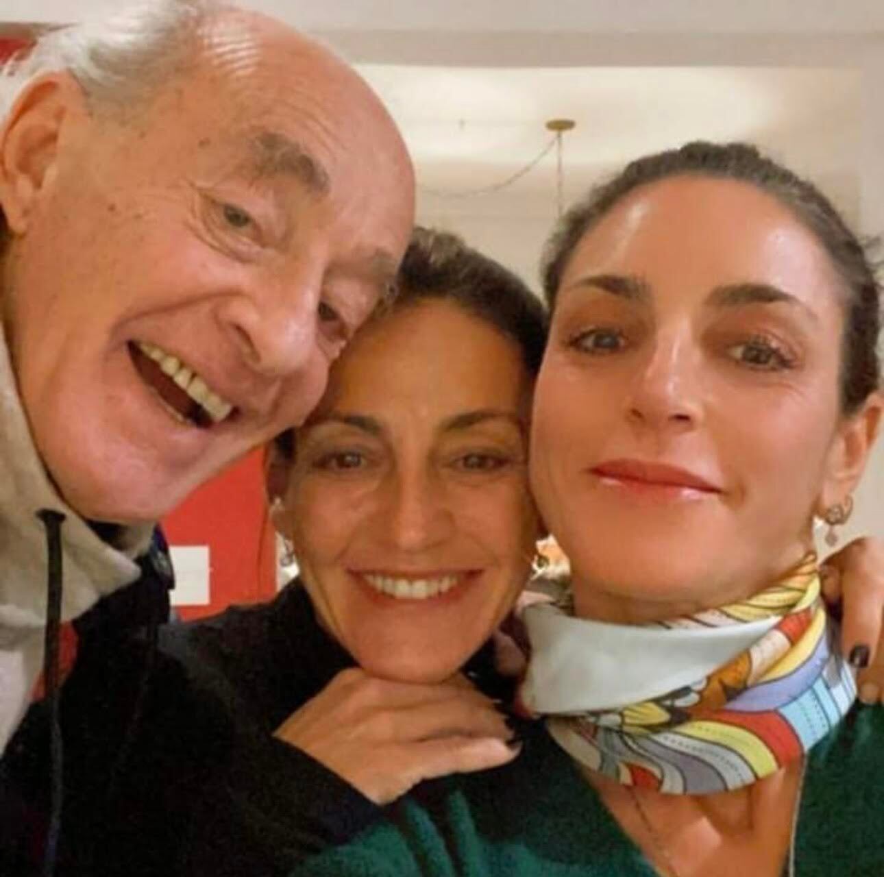 Eleonora Wexler y su hermana, la Dra. Luciana Wexler, en compañía de su padre Ricardo