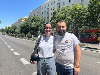 Águeda junto a un amigo del grupo Siquem esperando al papa León XIV en Madrid. (Imagen cedida)