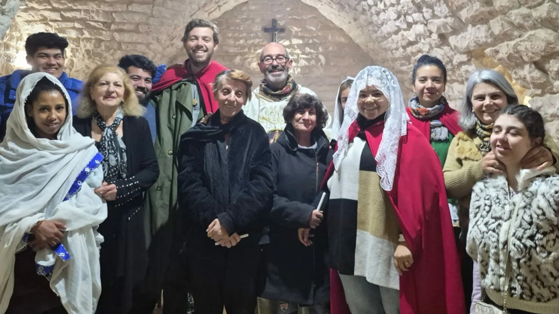 El sacerdote Luis Montes junto a un grupo de feligreses y colaboradores en Líbano. (@luismontesive)