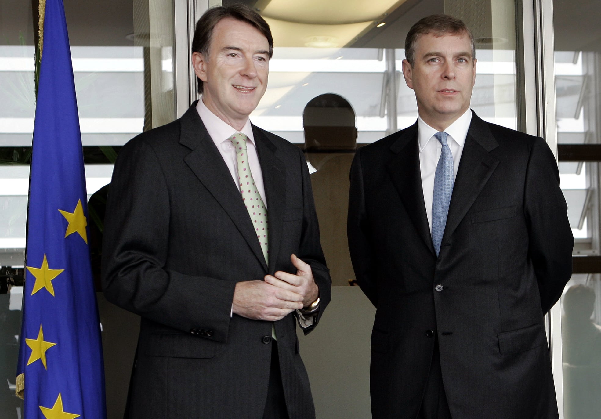 El representante de Reino Unido para el comercio, Peter Mandelson, izquierda, posa con Andrew Mountbatten-Windsor, en su visita a la sede de la Comisión Europea en Bruselas, el jueves 7 de junio de 2007. (AP Foto/Yves Logghe, Archivo)