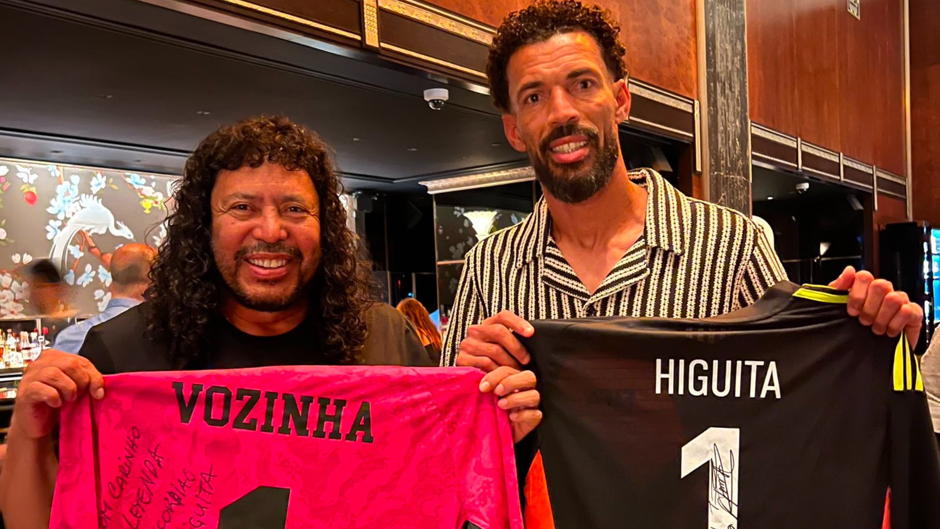 René Higuita y Vozinha se robaron el foco fuera de la final del Mundial 2026 con un intercambio de camisetas que se hizo viral