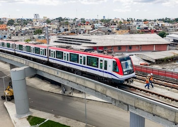 Una formación de la nueva línea 2-C del Metro de Santo Domingo circula por un tramo elevado en Los Alcarrizos, durante el inicio de operaciones del sistema (Foto cortesía @DeligneAB)