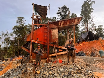 La Armada de Colombia destruyó maquinaria empleada en minería ilegal durante operativos realizados en zona rural de Guapi, Cauca - crédito Armada