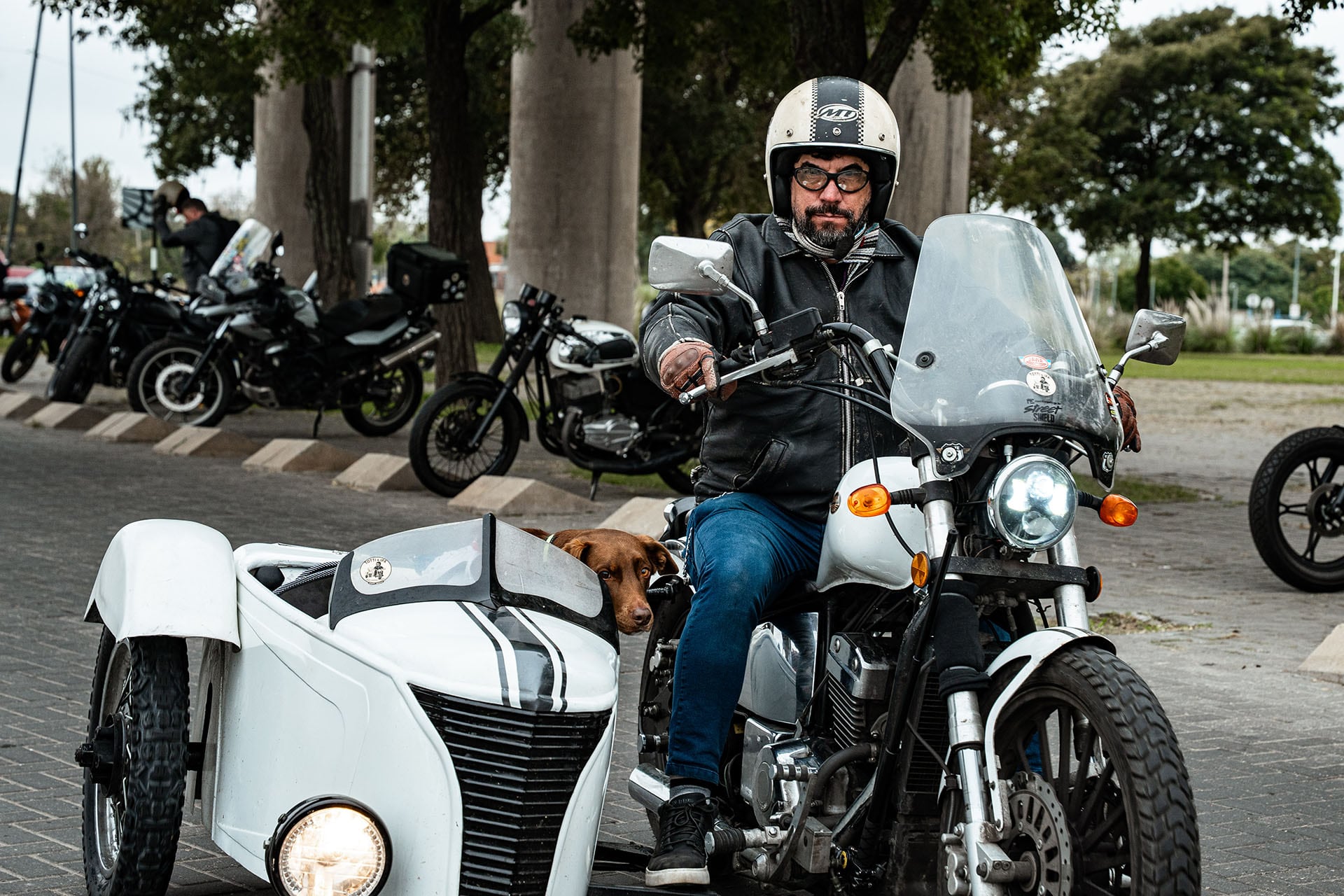 En Rosario, la caravana del Distinguished Gentleman’s Ride incluyó motos de distintos estilos y cilindradas bajo una idea común de camaradería entre motociclistas.