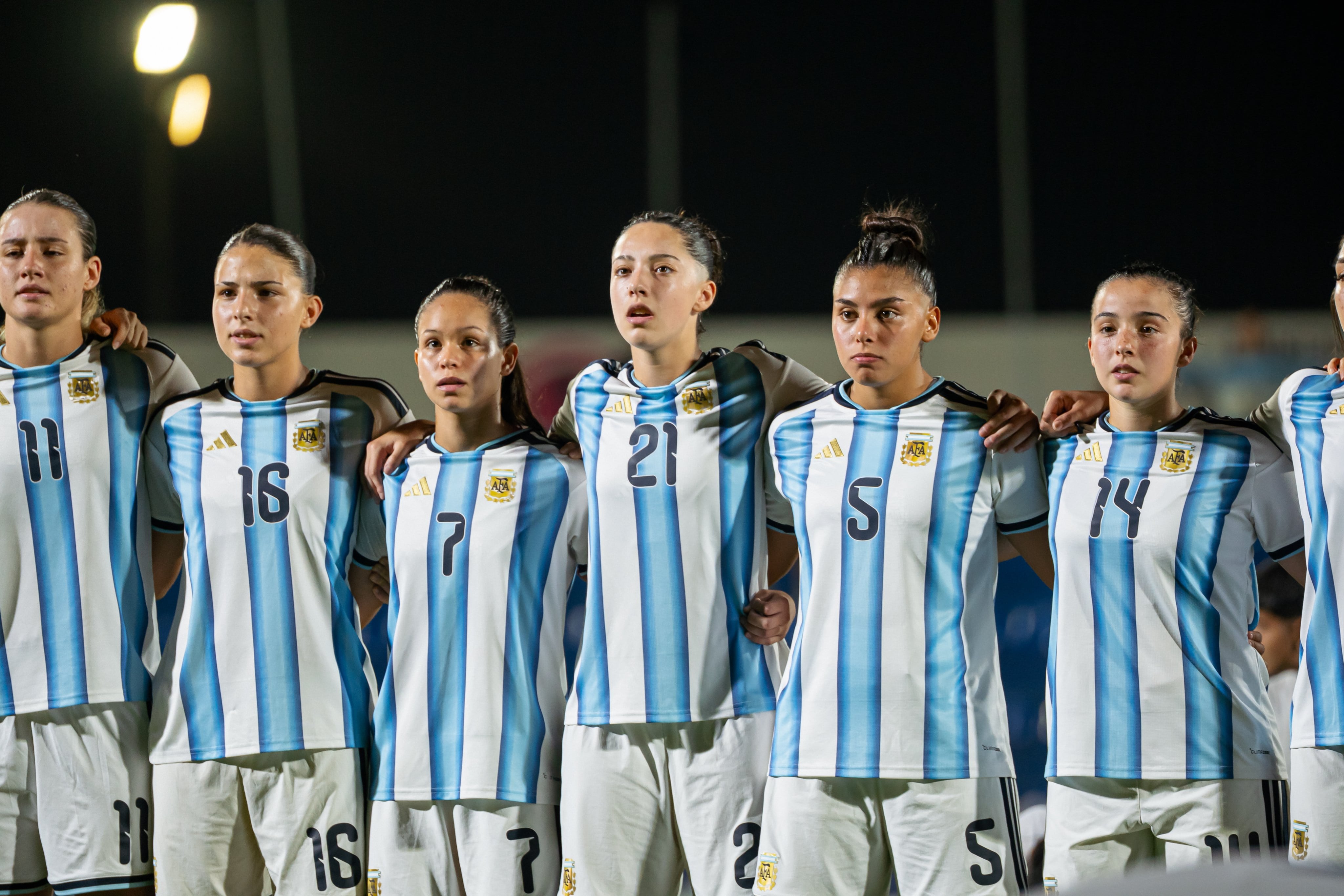 El conjunto argentino necesita ganar los dos partidos restantes para soñar con el Mundial (AFA)