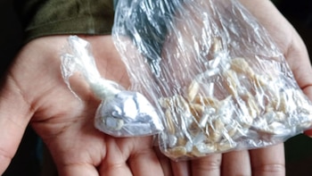 Los artículos y sustancias confiscados fueron entregados al Ministerio Público y a la Comisaría de Puerto Pizarro para las investigaciones legales correspondientes - Créditos: INPE.