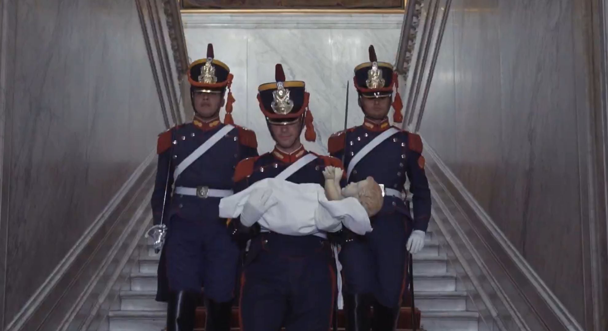 Los tres granaderos que llevaron al Niño Jesús al pesebre en el patio de la casa de Gobierno