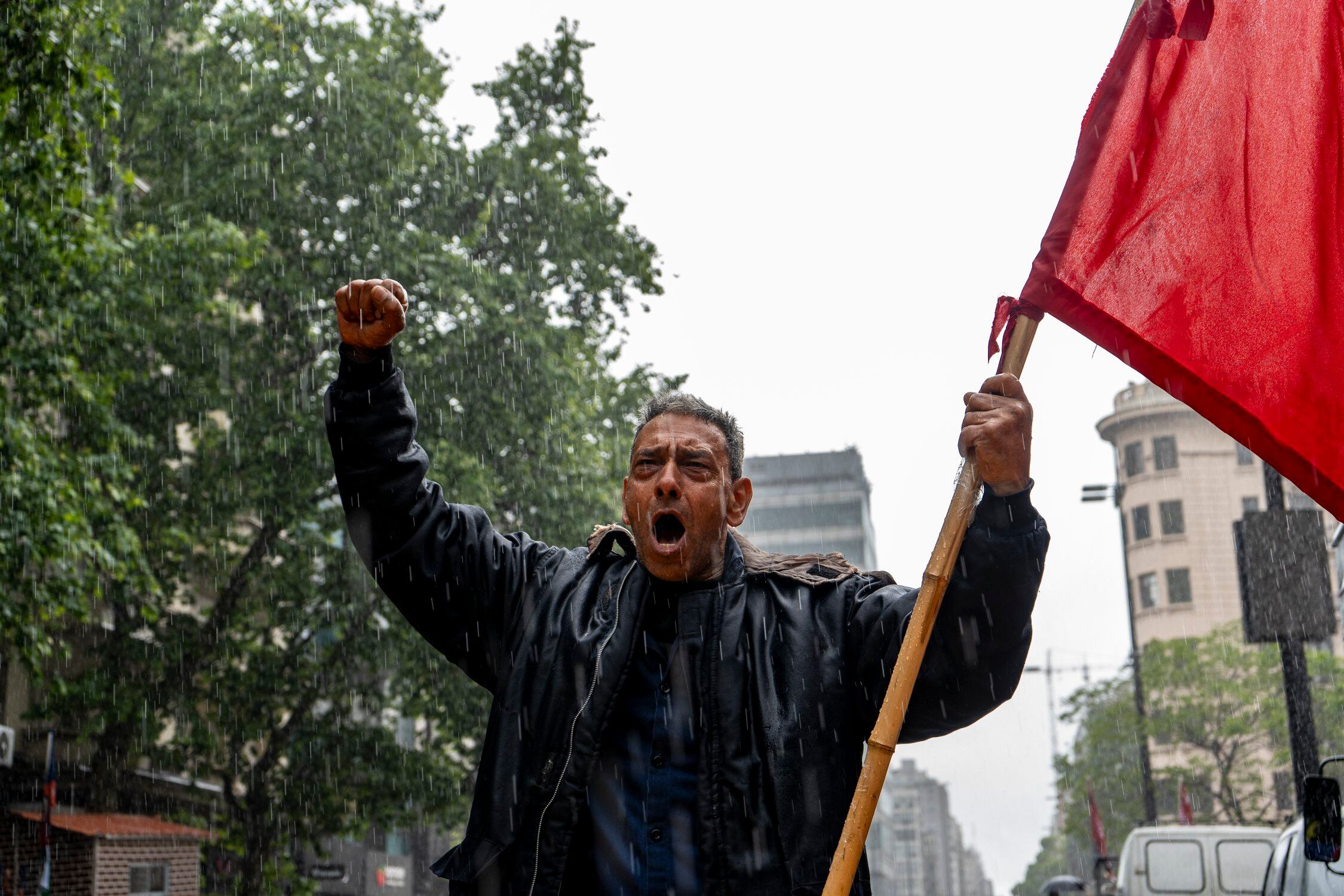 Un manifestante durante un paro del PIT-CNT