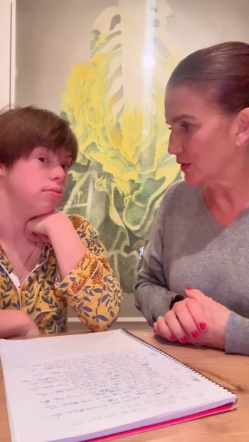 Samantha Vallejo-Nágera junto a su hijo Roscón, en un vídeo de redes sociales (Instagram)