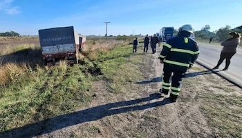 Un camión chocó de frente contra un automóvil en el kilómetro 870, cerca de Villa Ocampo: un muerto y cuatro heridos
