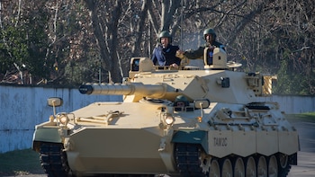 Luis Petri presentó los tanques