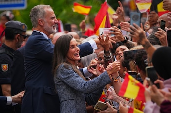 El rey Felipe VI y la reina Letizia de España saludan a la multitud en el enclave español de Ceuta, el 13 de octubre del 2026. (AP foto/Manu Fernández)