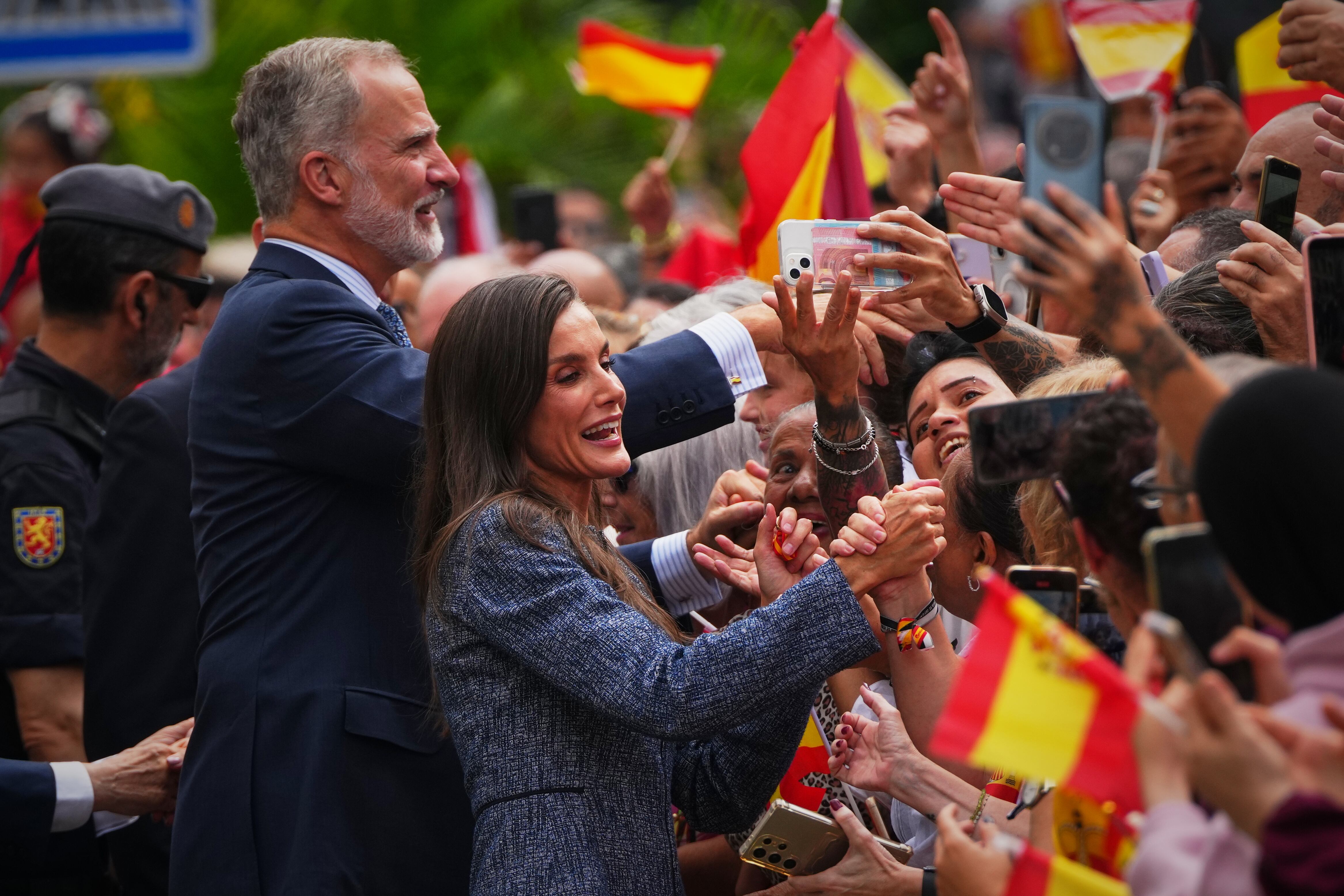 El rey Felipe VI y la reina Letizia de España saludan a la multitud que las ha recibido en Ceuta. (AP foto/Manu Fernández)