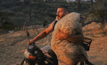 Un hombre descendiendo una colina