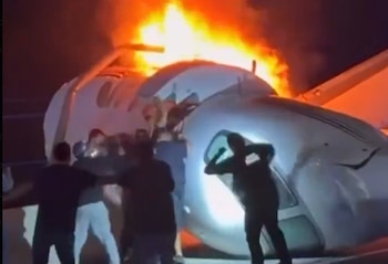 El jet privado Cessna Citation Latitude terminó destruido tras desplomarse sobre el Loop 20, cerca del Aeropuerto Internacional de Laredo. (Impresión de pantalla video)