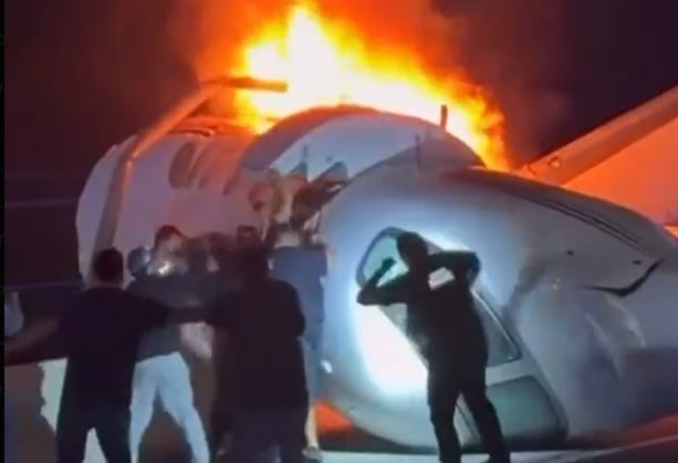 El jet privado Cessna Citation Latitude terminó destruido tras desplomarse sobre el Loop 20, cerca del Aeropuerto Internacional de Laredo. (Impresión de pantalla video)