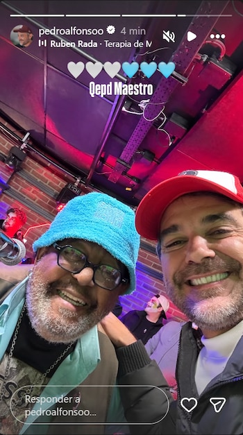 Autorretrato de Pedro Alfonso junto a Rubén Rada con un texto superpuesto que dice Qepd Maestro y varios emoticonos de corazones