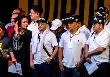 Entre las condiciones impuestas, los líderes criminales no pueden portar armas ni usar prendas militares mientras dure la suspensión de las capturas - crédito Presidencia