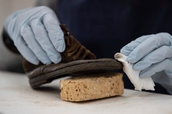 Un trabajador quita el polvo