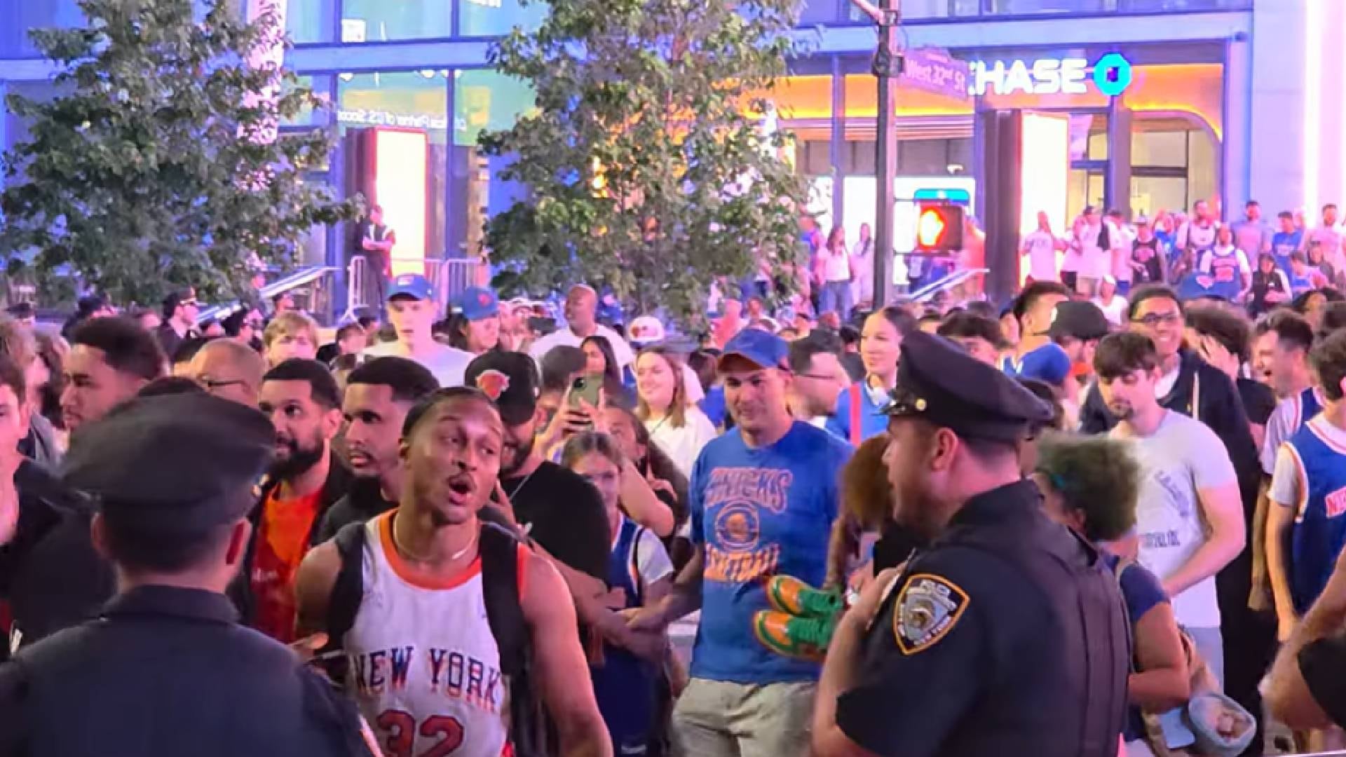 La celebración de los New York Knicks frente al Madison Square Garden terminó con 26 detenidos tras la victoria 105-104 en el Juego 2 de las Finales de la NBA ( Live Walking NYC)