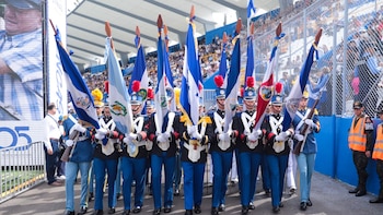 Honduras celebra sus 205 años de independencia entre cañonazos, desfiles y el grito de “¡Viva Honduras!” de Asfura