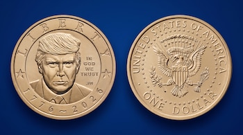 Dos monedas doradas sobre fondo azul. Una exhibe el retrato de Donald Trump y las fechas 1776-2026. La otra muestra el Gran Sello de Estados Unidos y las palabras ONE DOLLAR.