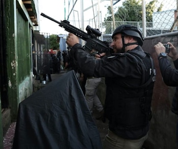 El OIJ reportó al menos 40 detenidos y dirigió parte del operativo contra hoteles y negocios vinculados a la organización de narcotráfico./ (Policías de Costa Rica 2.0)